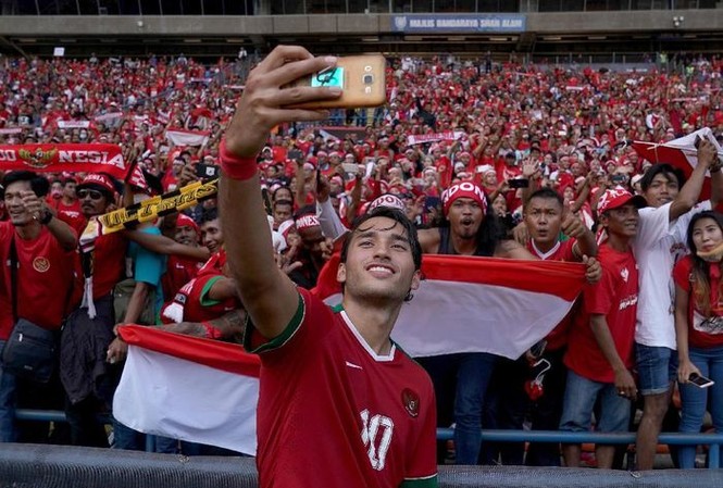 U23 Indonesia mất ‘trọng pháo’ vì quy định của FIFA Ezra Walian ăn mừng cùng các cổ động viên Indonesia