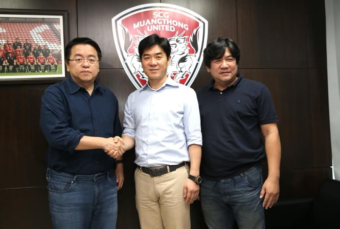 Muangthong bổ nhiệm HLV mới, Văn Lâm đón thầy Hàn Quốc HLV Yoon Jong-hwan (giữa) ký hợp đồng với Muangthong