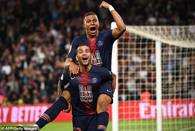 ‘Thần đồng’ Mbappe lập hat-trick trong ngày PSG vô địch Ligue 1 Kylian Mbappe ăn mừng cùng đồng đội