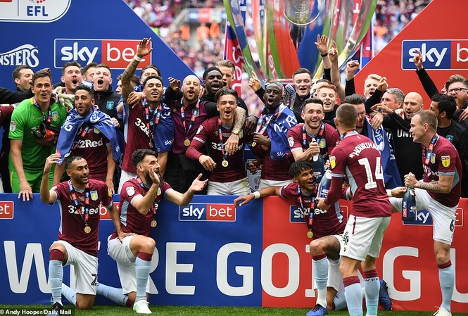 Aston Villa đánh bại Derby trong trận cầu 170 triệu bảng Các cầu thủ Aston Villa ăn mừng vé thăng hạng Ngoại hạng Anh