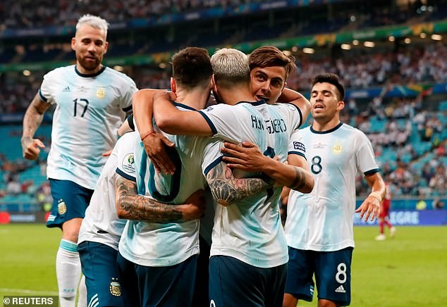 Đánh bại Qatar, Argentina giành vé vào tứ kết Copa America 2019 Các cầu thủ Argentina ăn mừng trước Qatar.