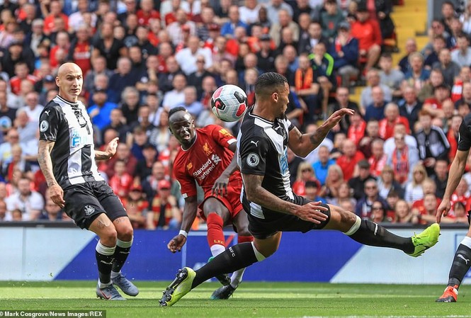 Ngược dòng trước Newcastle, Liverpool giữ vững ngôi đầu Mane tỏa sáng rực rỡ giúp Liverpool đánh bại Newcastle.