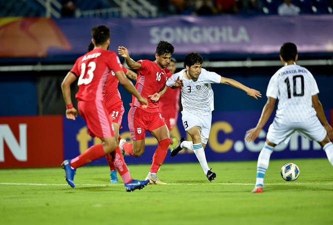 ĐKVĐ U23 Uzbekistan bị U23 Iran cầm hòa 1-1 U23 Uzbekistan gặp vô số khó khăn trước U23 Iran. Ảnh: AFC