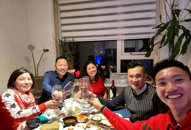 Đoàn Văn Hậu được ăn bánh chưng, giò lụa tại Hà Lan Đoàn Văn Hậu bên bữa cơm Tết tại Hà Lan. Ảnh: Zing