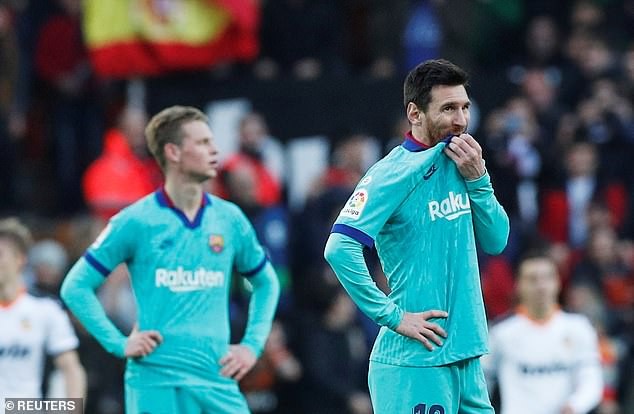 Messi ‘tịt ngòi’, Barcelona thua trắng Valencia Messi và đồng đội bất lực trước Valencia.