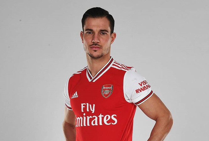 Arsenal bất ngờ giành được nhà vô địch EURO 2016 Cedric Soares đến Arsenal dù đang chấn thương.
