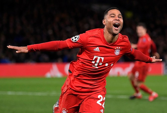 Xé lưới Chelsea, Serge Gnabry tái lập thành tích của Ronaldinho Serge Gnabry ăn mừng bàn thắng trước Chelsea.