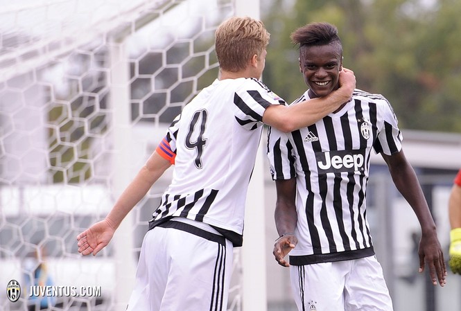 Cựu cầu thủ Juventus nhiễm virus Covid-19 King Udoh (phải) khi còn khoác áo đội trẻ Juventus.