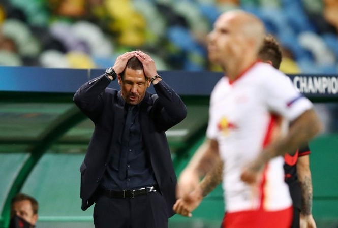 HLV Simeone thẫn thờ nhìn RB Leipzig vào bán kết HLV Simeone bất lực với bàn thua ở phút 88