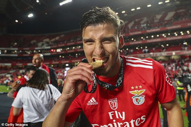 Hàng thủ báo hại, Man City lập tức bạo chi mua ‘bom tấn’ Ruben Dias Ruben Dias chuẩn bị cập bến Man City.