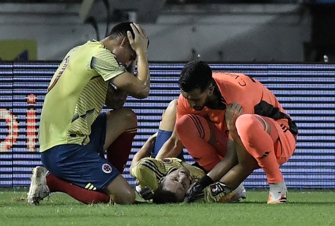James Rodriguez ôm đầu vì chấn thương kinh hoàng của sao Colombia James Rodriguez ôm đầu vì chấn thương kinh hoàng của sao Colombia