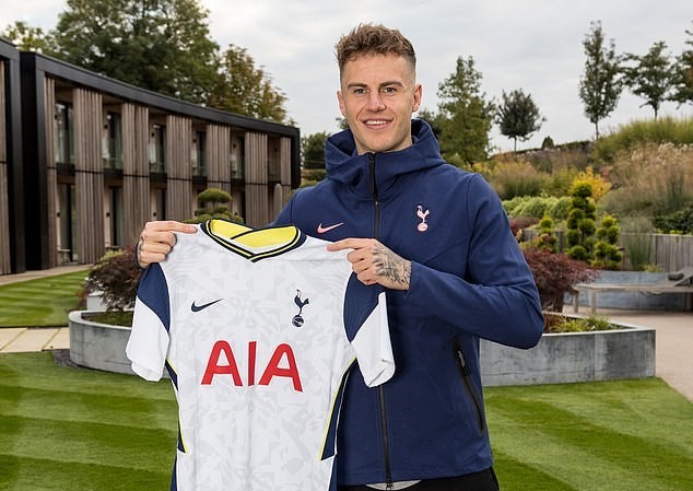 HLV Mourinho nhận thêm quà đặc biệt từ Tottenham Joe Rodon rạng rỡ ra mắt Tottenham.