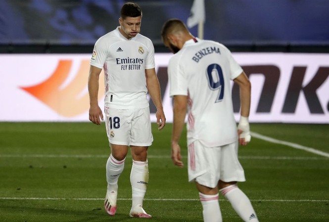 Real Madrid khốn đốn: Benzema chấn thương, Jovic mắc COVID-19 Real Madrid mất cả hai tiền đạo tốt nhất trước Villarreal.