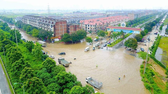 Đại lộ Thăng Long thành sông, xe chết máy nối nhau chờ nước rút Cảnh tượng ngập sâu tại khu vực đại lộ Thăng Long vào năm 2017