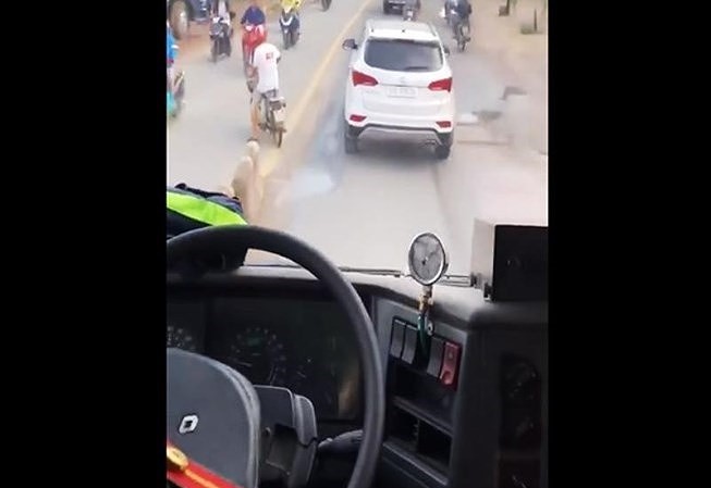 Phạt tiền, tước bằng lái tài xế cản đầu xe cứu hỏa Phạt tiền, tước bằng lái tài xế cản đầu xe cứu hỏa