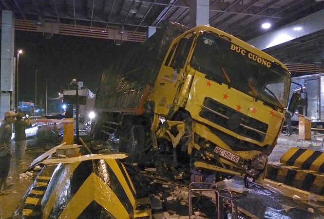 Xe tải tông sập cabin thu phí trên cao tốc rồi gây tai nạn liên hoàn Xe tải tông sập cabin thu phí