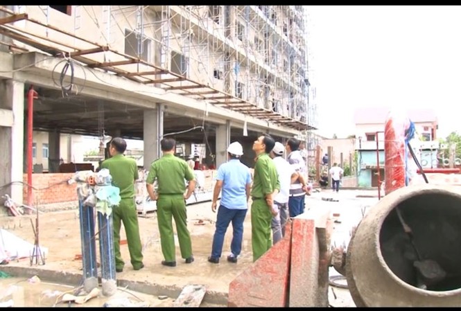 Một công nhân rơi từ tầng 5 xuống đất tử vong Hiện trường vụ tai nạn