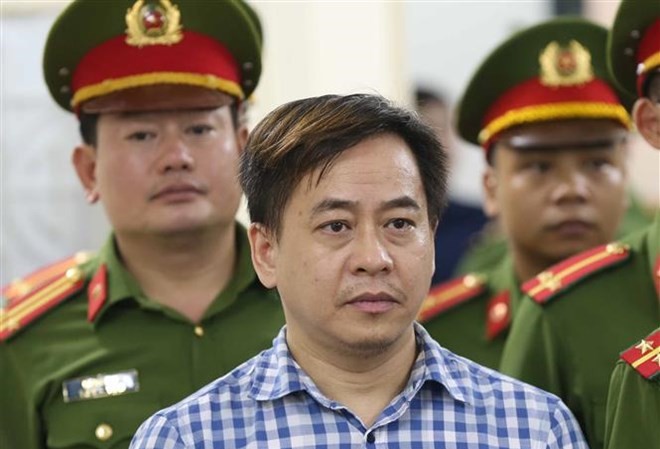 Truy tố Phan Văn Anh Vũ cùng 25 bị can trong vụ gây thiệt hại tại DAB Bị cáo Phan Văn Anh Vũ trong phiên xét xử ngày 30/7. (Ảnh: Doãn Tấn/TTXVN)