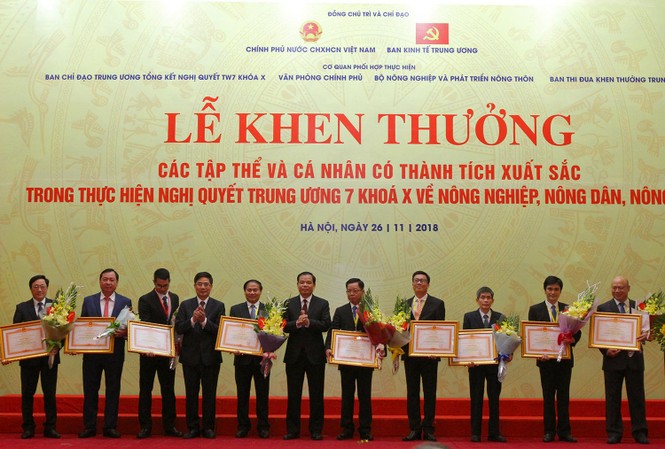 Thủ tướng chính phủ tặng bằng khen cho Agribank Các đại biểu nhận bằng khen của Thủ tướng Chính phủ có thành tích xuất sắc trong thực hiện Nghị quyết Trung ương 7 khóa X về nông nghiệp, nông dân, nông thôn.