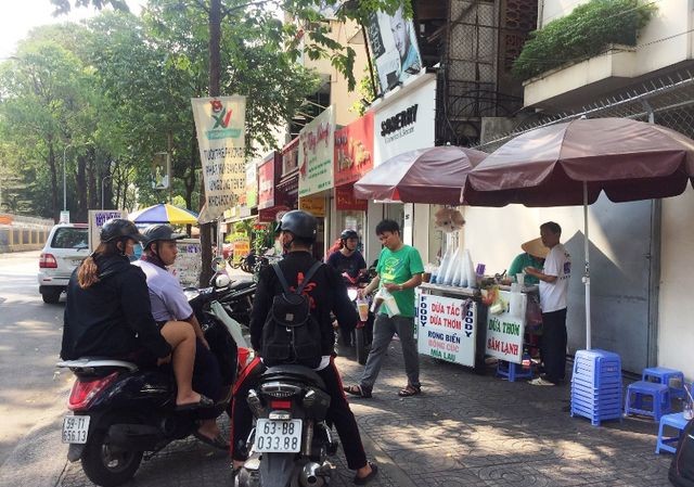 Kiếm bạc triệu mỗi ngày nhờ bán dừa mùa nắng nóng Nhiều điểm bán dừa tắc, dừa thơm trên vỉa hè Sài Gòn vào mùa “hốt bạc” vì thời tiết nắng nóng. Ảnh: Đại Việt