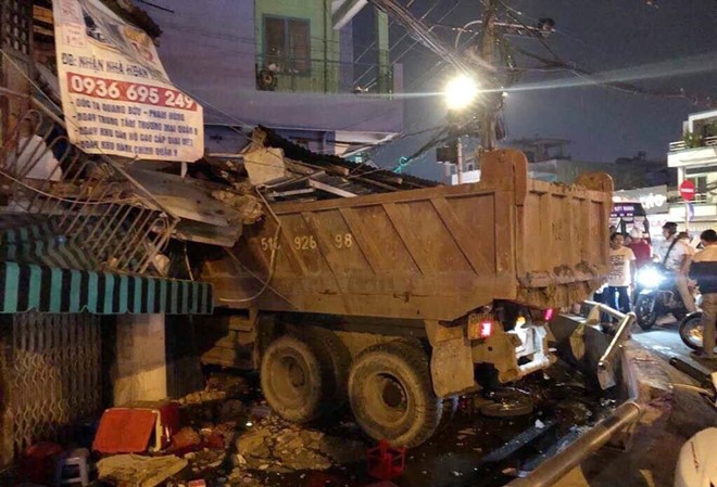 Bản tin 8H: Xe ben mất thắng đâm sập nhà dân làm 3 người nguy kịch Hiện trường vụ tai nạn xe ben đâm sập nhà dân khiến 3 người nguy kịch.