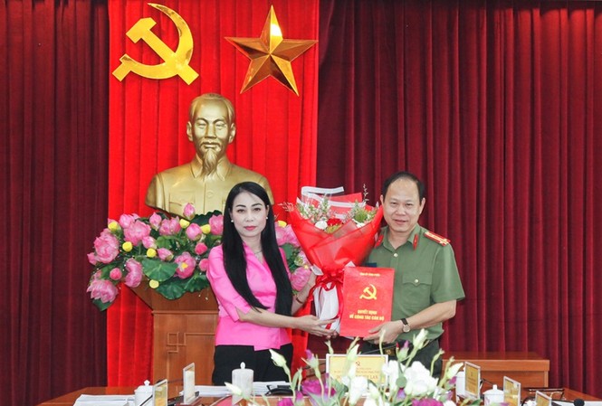Công bố quyết định nhân sự của Ban Bí thư Trung ương Đảng Bí thư Tỉnh ủy Vĩnh Phúc Hoàng Thúy Lan trao quyết định và chúc mừng Đại tá Đinh Ngọc Khoa.