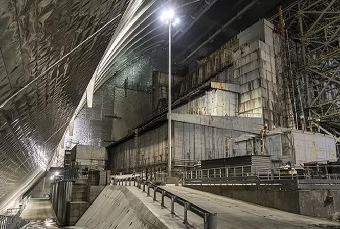 Ukraine dỡ bỏ 'quan tài bê tông' sắp sụp đổ ở nhà máy Chernobyl Quang cảnh bên trong quan tài thép mới bao trùm nhà máy Chernobyl. Ảnh: AFP.