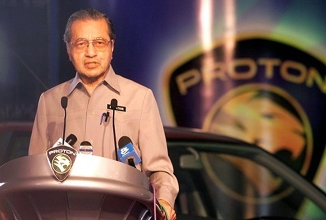 Tham vọng xây dựng hãng xe quốc gia mới của Thủ tướng Malaysia Thủ tướng Malaysia Mahathir Mohamad trong lễ ra mắt một dòng xe của hãng Proton hồi năm 2002. Ảnh: Star Online.