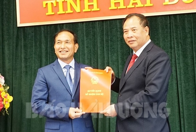 Triển khai quyết định của Thủ tướng Chính phủ về công tác cán bộ Bí thư Tỉnh ủy, Chủ tịch HĐND tỉnh Hải Dương Nguyễn Mạnh Hiển trao quyết định và chúc mừng đồng chí Lưu Văn Bản.