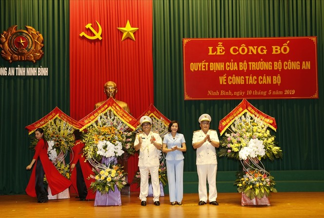 Bộ Công an bổ nhiệm Giám đốc Công an tỉnh Ninh Bình Bí thư Tỉnh uỷ Ninh Bình chúc mừng tân, nguyên Giám đốc Công an tỉnh - Ảnh: Hoàng Long