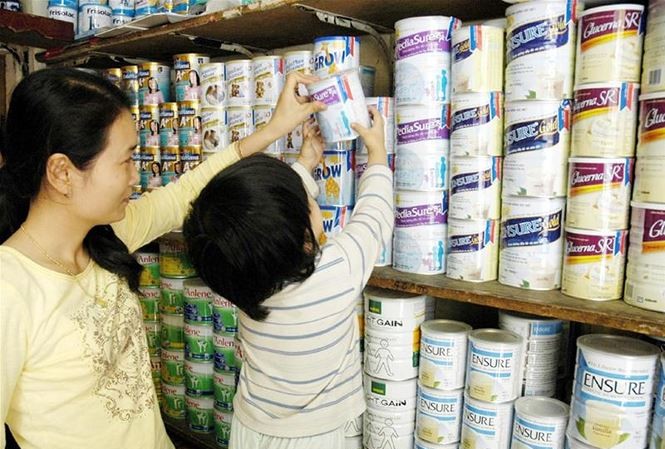Sữa bột trẻ em đua tăng giá? Trẻ em là đối tượng chịu ảnh hưởng đầu tiên khi giá sữa bột đồng loạt tăng cao