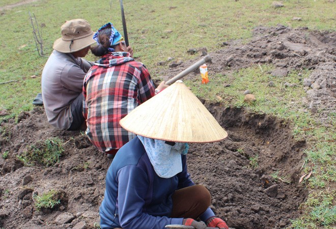 'Xẻ thịt' lòng hồ thủy điện để đào đá đen Cả gia đình đào đá đen tìm vận may Ảnh: Văn Tài