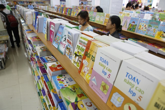 Độc quyền sách giáo khoa: Quy trình xuất bản, phát hành khép kín Hệ thống phát hành sách giáo khoa còn cồng kềnh Ảnh: Hồng Vĩnh