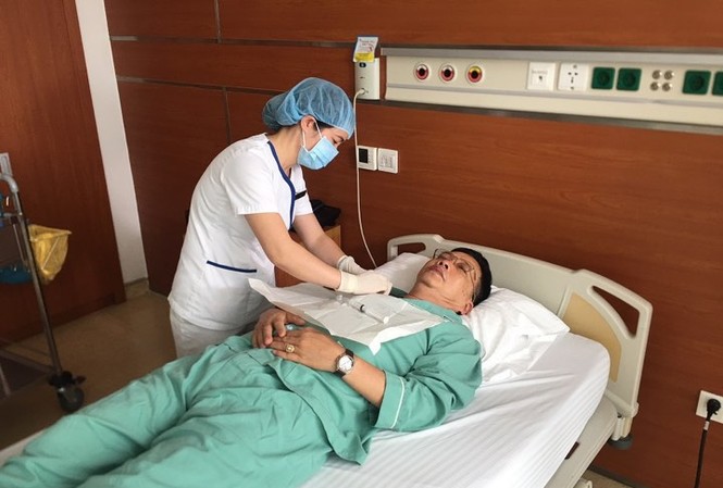 Miễn dịch tự thân hỗ trợ điều trị ung thư không gây đau Bệnh nhân được điều trị liệu pháp miễn dịch tự thân. Ảnh: Thái Hà