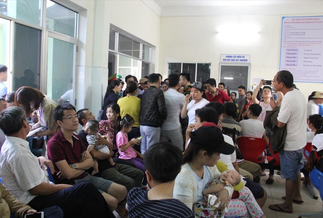 Đà Nẵng “vỡ trận” tiêm vắc xin 6 trong 1 Người dân chen chúc đăng ký suất tiêm 6 trong 1 tại Trung tâm kiểm soát bệnh tật thành phố Đà Nẵng Ảnh: Thanh Trần