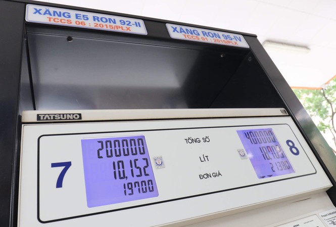 Doanh nghiệp thêm 'cú sốc' giá xăng dầu tăng mạnh Giá xăng tăng mạnh 1.200 đồng mỗi lít từ 17/4. Ảnh: Như Ý