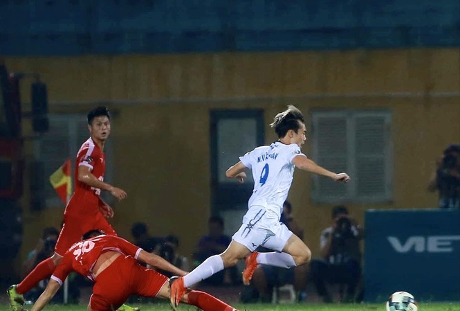 King’s Cup 2019: Ít cơ hội cho tân binh? Với phong độ cao thời gian qua, Văn Toàn nhiều khả năng được HLV Park Hang Seo trọng dụng ở King’s Cup Ảnh: VSI