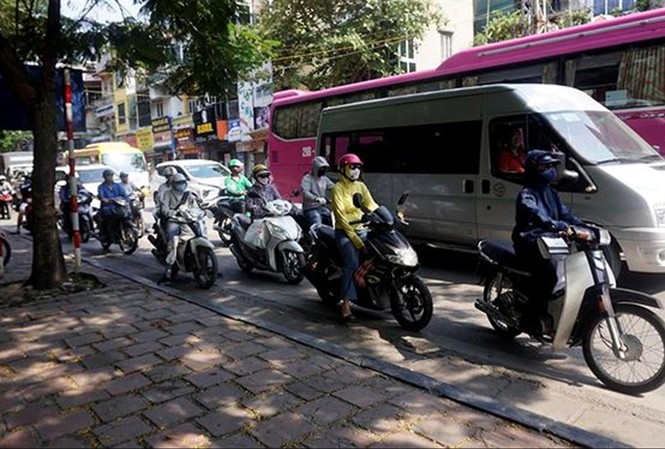 Vì sao đợt nắng nóng tháng 4 liên tục xuất hiện những kỷ lục về nhiệt độ? Nắng nóng hơn 40 độ trên đường phố Hà Nội ngày 18/5. Ảnh: Hoàng Mạnh Thắng
