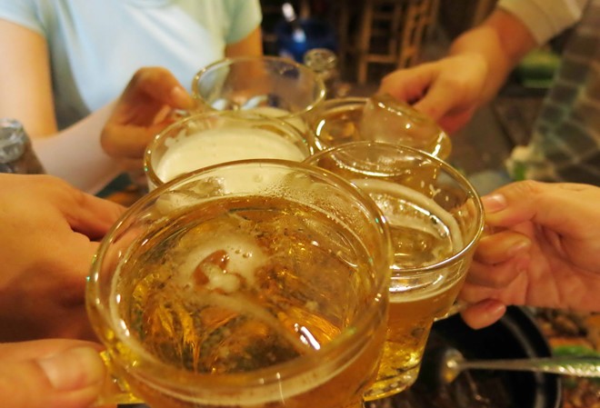 Mua, uống bao nhiêu... tùy thích Các quán nhậu hiếm khi hạn chế các thực khách dùng bia, rượu Ảnh minh họa