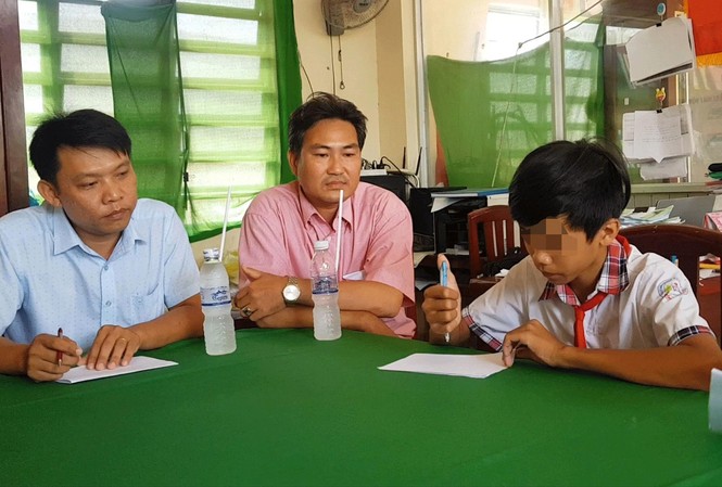 Học sinh lớp 6 - 7 không đọc thông viết thạo Buổi khảo sát năng lực đọc, viết của 3 HS trường THCS Đông Phước A với sự có mặt của lãnh đạo Phòng Giáo dục và Ban Giám hiệu Ảnh: NH