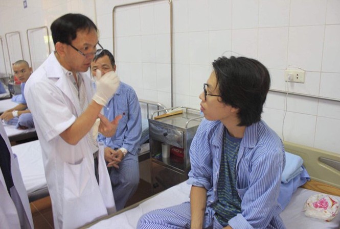 Nang sừng hóa – bệnh nguy hiểm dễ nhầm với mọc 'răng khôn' Bác sĩ Thái trao đổi với bệnh nhân sau ca mổ