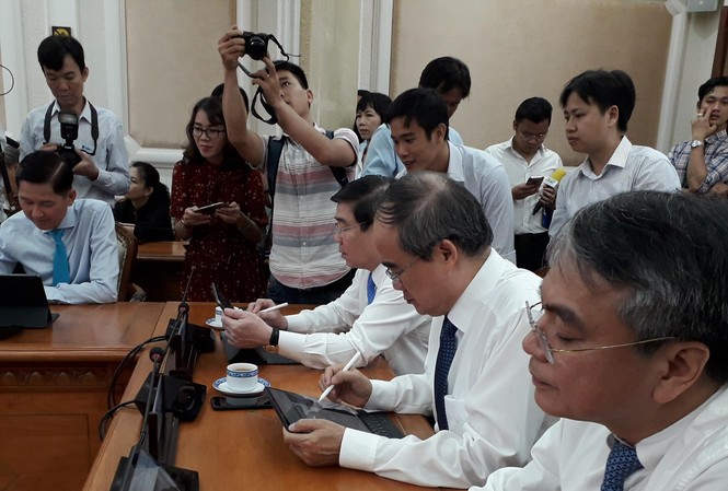 Họp không giấy để phục vụ dân tốt hơn Lãnh đạo TPHCM và các quận huyện thực nghiệm mô hình phòng họp không giấy vào sáng 25/6