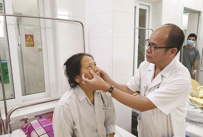 Nguy cơ ung thư từ 'sát thủ thầm lặng' PGS.TS Đỗ Duy Cường khám cho bệnh nhân mắc viêm gan