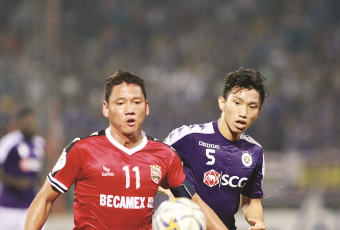 HLV Park Hang Seo lo 'vá' hàng phòng ngự Việc thiếu vắng Văn Hậu (phải) và Trọng Hoàng ở hành lang 2 cánh là tổn thất không nhỏ với Đội tuyển Việt Nam
Ảnh: VSI