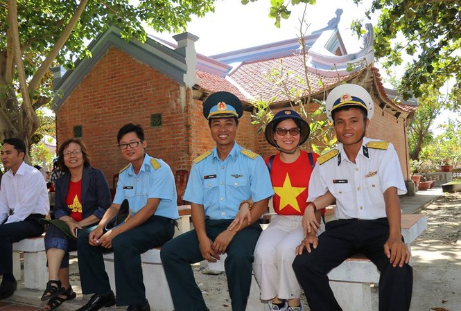 Trường Sa - Hoàng Sa trong tim người Việt trên đất Pháp Tác giả (thứ 2 từ trái sang) cùng các chiến sĩ. Những giây phút bình an trên sân chùa yên tĩnh ở quần đảo Trường Sa