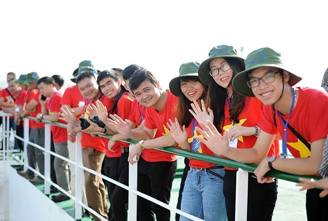 Sinh viên là lực lượng quan trọng trong xây dựng đất nước Anh Bùi Quang Huy, Bí thư T.Ư Đoàn, Chủ tịch T.Ư Hội SVVN (thứ 4, từ phải qua) tham gia Hành trình “Tuổi trẻ vì Biển đảo quê hương” năm 2018
