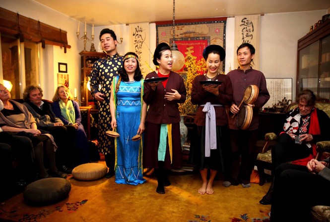 Chuyện người dạy Thu Phương hát Xẩm Quang Long (bìa phải) và nhóm Xẩm Hà Thành biểu diễn cho các học giả Việt và Đức tại tư gia GS Thái Kim Lan, Munich tháng 2/2015 Ảnh: NVCC