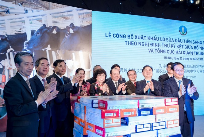 Xuất khẩu sữa tươi và chuyện 'trả lại tên cho sữa' Lô sữa xuất khẩu chính ngạch đầu tiên của Việt Nam sang Trung Quốc