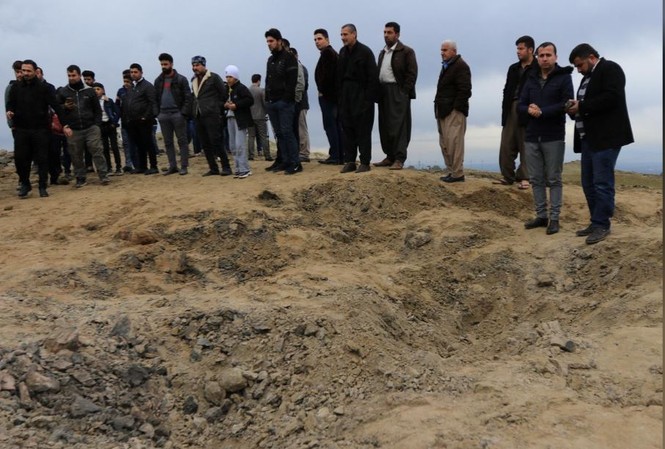 Iran không muốn leo thang chiến tranh Người dân ở Duhok, Iraq quan sát vết tích của một tên lửa Iran tạo ra tại khu vực có lực lượng Mỹ đóng quân Ảnh: Getty