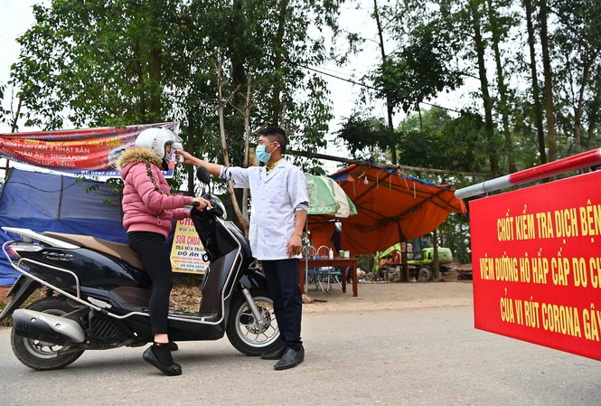 Cách ly hơn 10.000 người ở vùng dịch Người dân đo nhiệt độ tại chốt kiểm soát ở xã Sơn Lôi (huyện Bình Xuyên, Vĩnh Phúc) Ảnh: Nhật linh